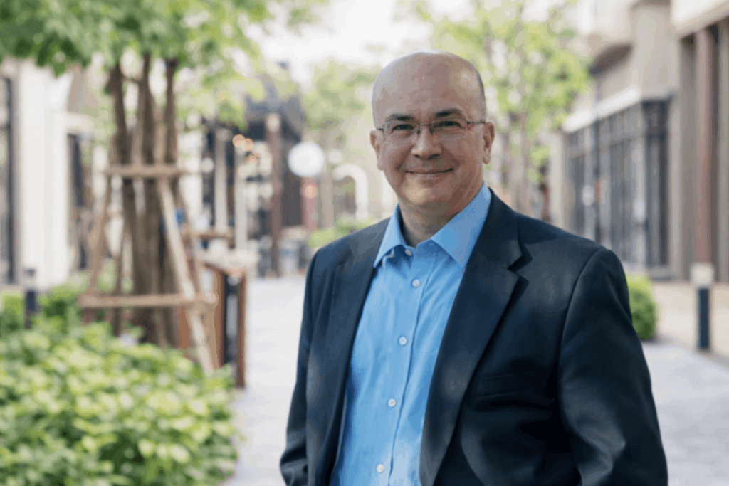 dr Saša Avakumović u odelu